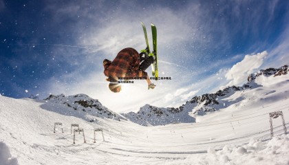 ued体育-英超新援训练场激情热聊，切尔西三将手舞足蹈引球迷热议